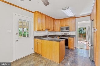 12027 Cheviot Dr in Herndon, VA - Building Photo - Building Photo