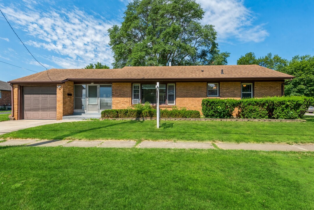 319 N Lord Ave in Carpentersville, IL - Building Photo