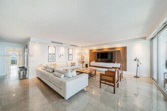 881 Ocean Dr in Key Biscayne, FL - Building Photo - Building Photo