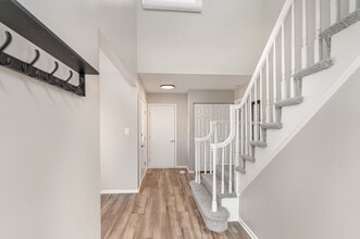 355 Crestwood Ct in Algonquin, IL - Building Photo - Building Photo