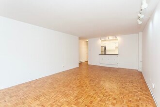 4334 N Clarendon Ave, Unit 209 in Chicago, IL - Foto de edificio - Building Photo