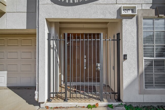 5217 Blossom St in Houston, TX - Building Photo - Building Photo