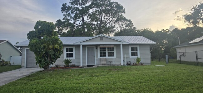 property at 1162 SE Floresta Dr
