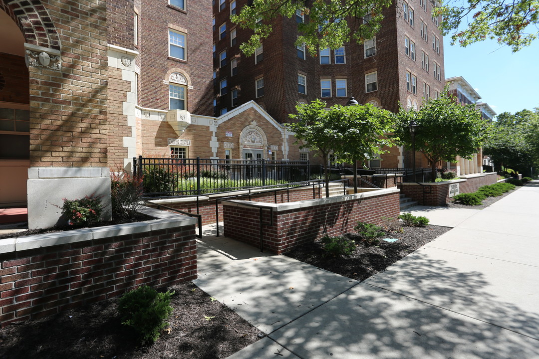 Bainbridge Apartments in Kansas City, MO - Building Photo