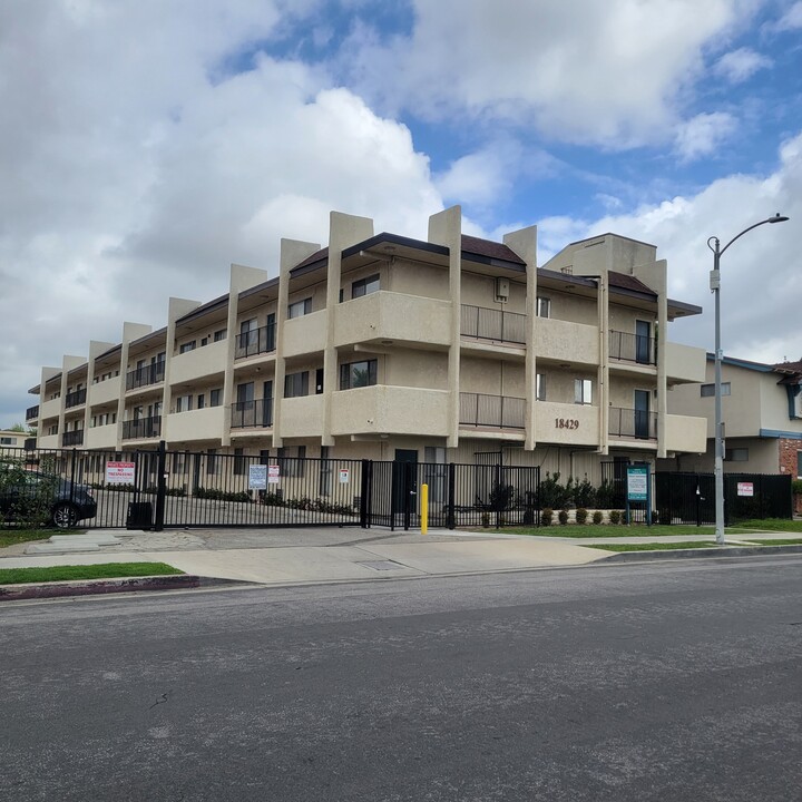 37 unit building close to CSUN! in Northridge, CA - Building Photo