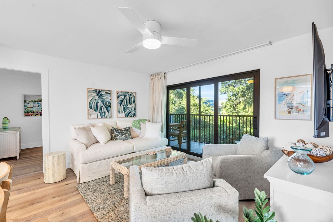 580 Neapolitan Way in Naples, FL - Building Photo