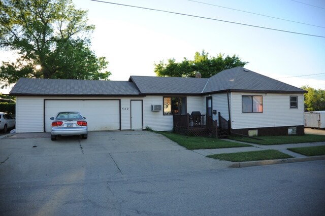 522 9th St SE in Minot, ND - Building Photo