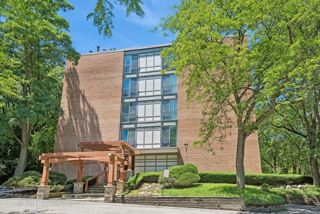 5810 Oakwood Dr in Lisle, IL - Building Photo