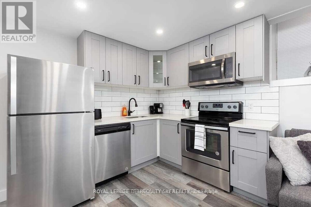 396 Lansdowne Ave in Toronto, ON - Building Photo