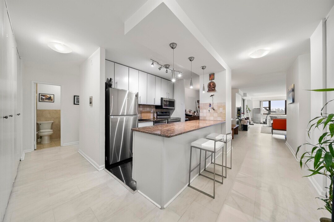 7855 JFK Blvd E in North Bergen, NJ - Building Photo