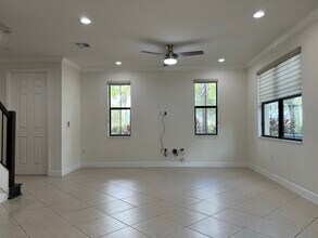 3390 NW 125th Ave in Sunrise, FL - Foto de edificio - Building Photo