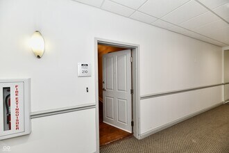 8555 One W Dr in Indianapolis, IN - Foto de edificio - Building Photo