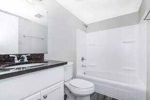 Courtyard Apartments in Opelika, AL - Building Photo