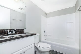 Courtyard Apartments in Opelika, AL - Foto de edificio - Building Photo