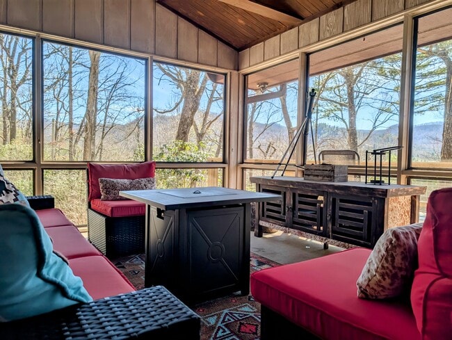 306 Mountain Meadows Rd in Franklin, NC - Building Photo - Building Photo