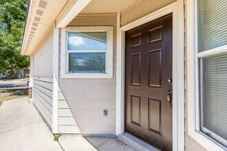 9802 Vandenberg Way in San Antonio, TX - Building Photo - Building Photo