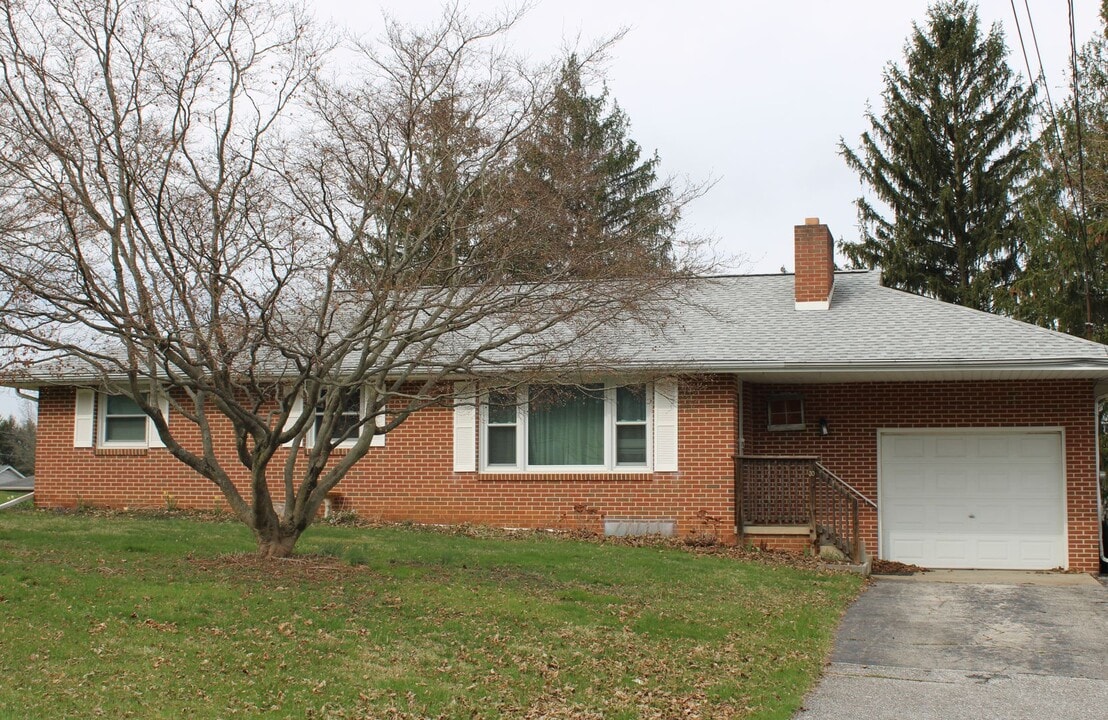 30 Woodland Dr in Jacobus, PA - Building Photo