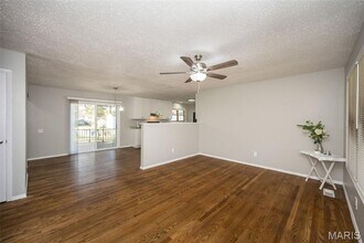 1060 Kingsbrook Ln in Florissant, MO - Building Photo - Building Photo