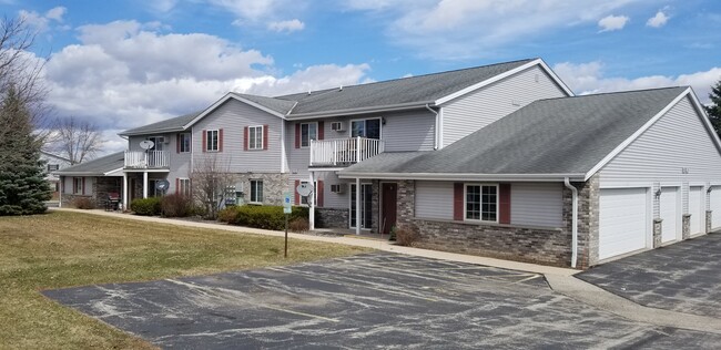 2200 Sylvan Way, Unit 1 in West Bend, WI - Foto de edificio - Building Photo