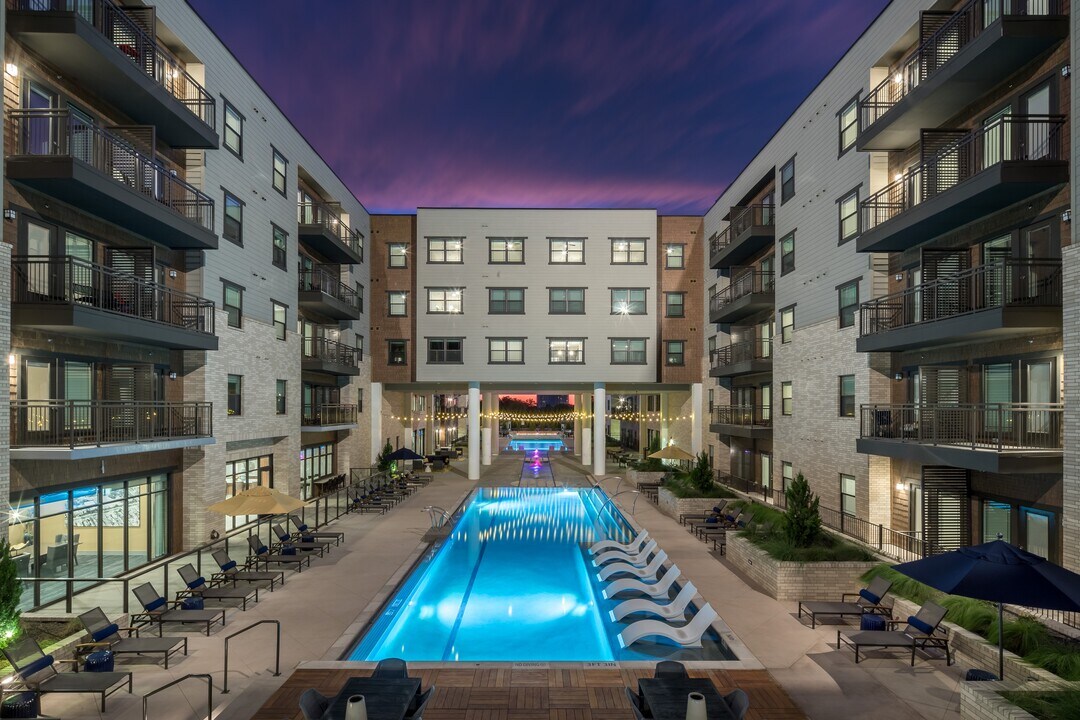 Alexan Lower Greenville in Dallas, TX - Foto de edificio