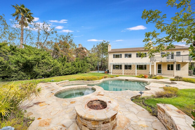 12215 Delante Ct in Granada Hills, CA - Foto de edificio - Building Photo