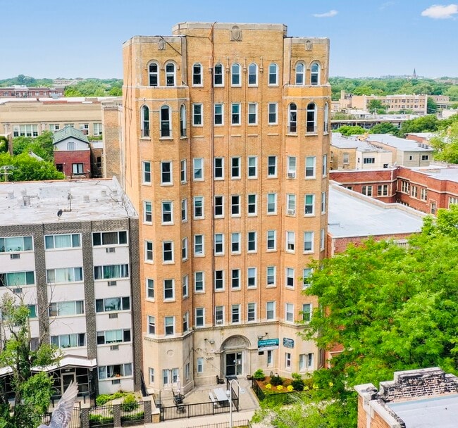 property at 5860 N Kenmore Ave