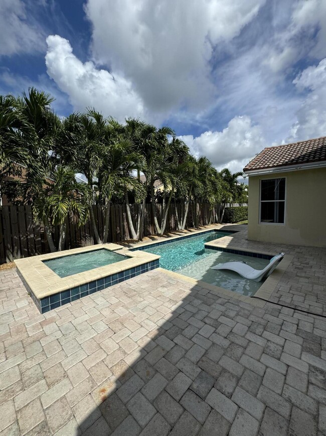 9325 Cove Point Cir in Boynton Beach, FL - Building Photo - Building Photo