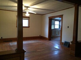 618 W 1st St in Waterloo, IA - Building Photo