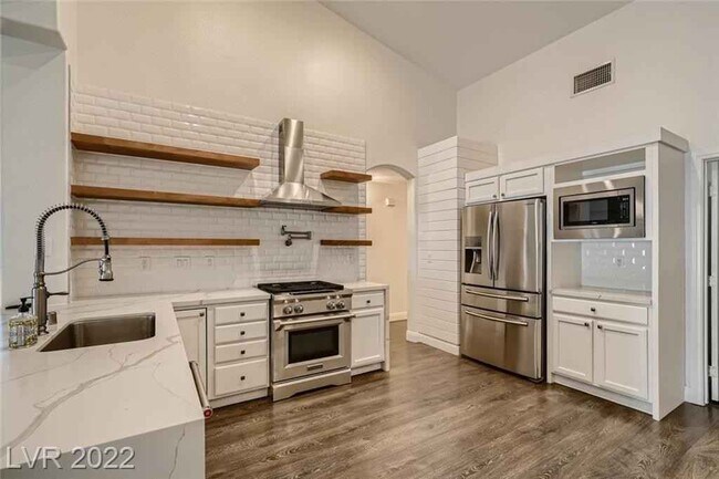 property at 817 Majestic Oak St