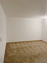 15370 Bangy Rd in Lake Oswego, OR - Building Photo - Building Photo