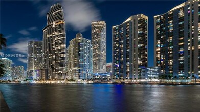 300 Biscayne Boulevard Way, Unit 1909 in Miami, FL - Foto de edificio - Building Photo