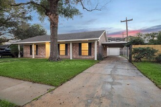 12958 Westhill Ln in Houston, TX - Foto de edificio - Building Photo