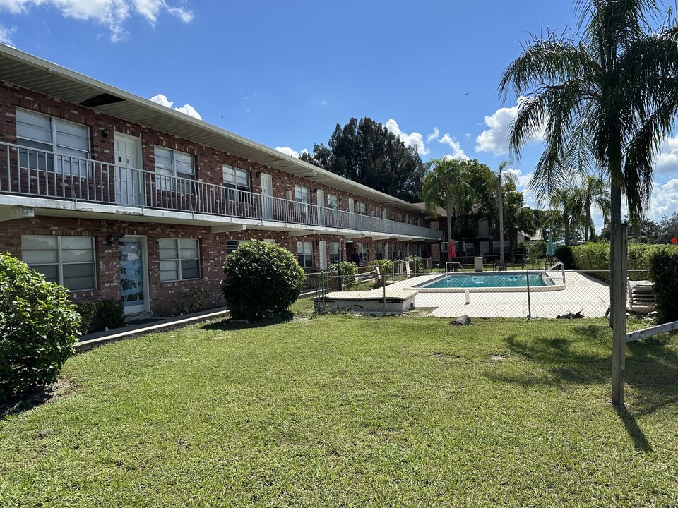 Lake Shore Manor in Lake Alfred, FL - Building Photo