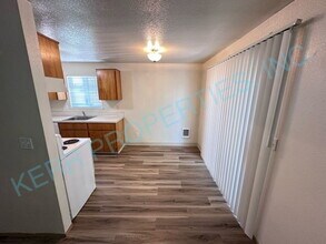 2211 SE 96th Dr in Portland, OR - Building Photo - Building Photo