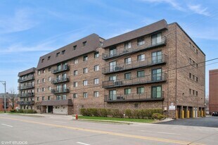 960 S River Rd, Unit 412 in Des Plaines, IL - Building Photo