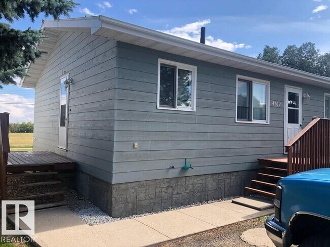 4619-4643 43 St in Mayerthorpe, AB - Building Photo - Building Photo