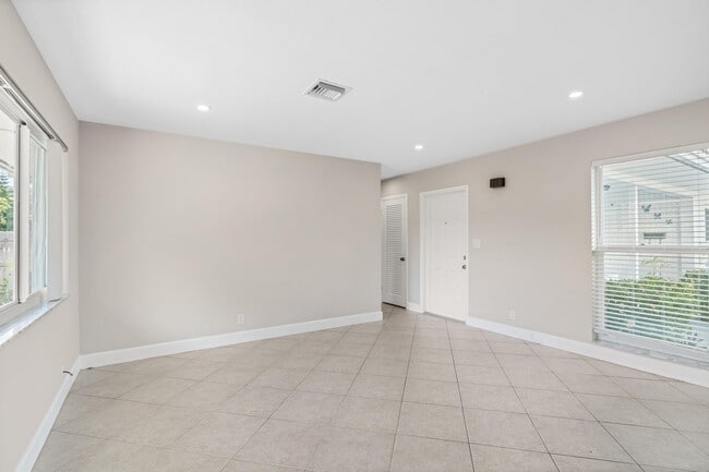 541 NE 44th St in Boca Raton, FL - Building Photo - Building Photo