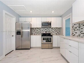 5770 NE 18th Ave in Fort Lauderdale, FL - Building Photo - Building Photo