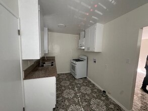 3310 Burton Ave in Lynwood, CA - Foto de edificio - Building Photo