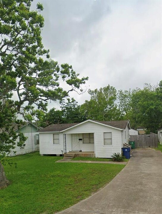 411 N Parrish St in Angleton, TX - Building Photo