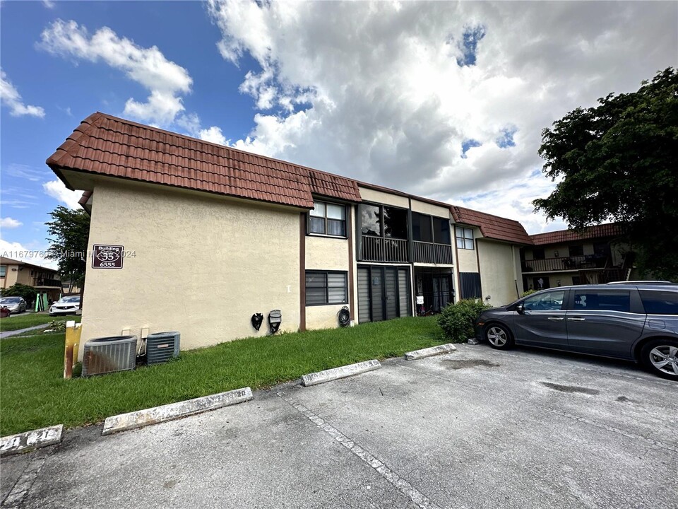 6555 W 26th Dr in Hialeah, FL - Building Photo