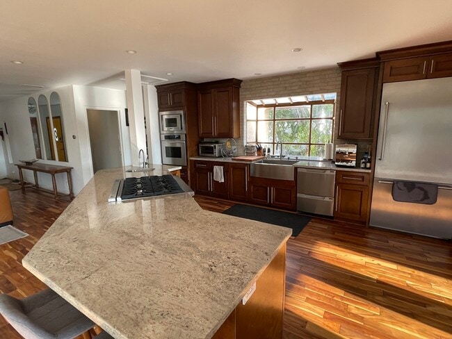 1068 E San Jose Ave in Burbank, CA - Foto de edificio - Building Photo