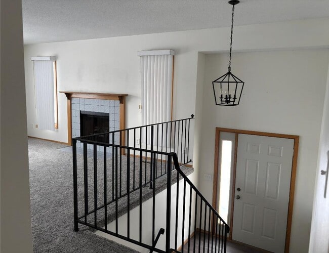 5397 Beachside Dr in Hopkins, MN - Foto de edificio - Building Photo