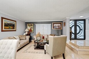 1151 N Hiatus Rd in Pembroke Pines, FL - Building Photo