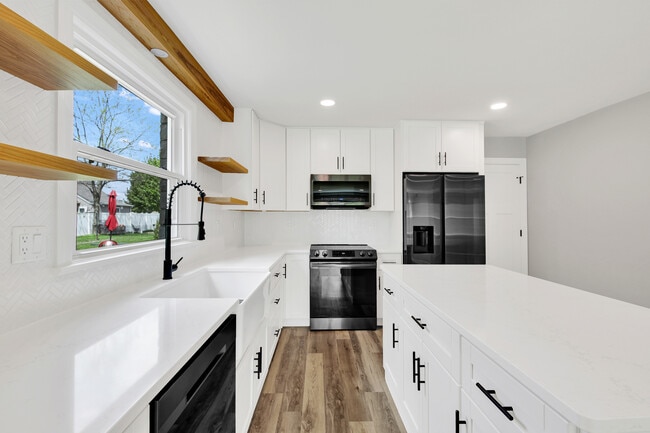 1066 Poplar St, Unit 1066 Poplar Street Lower in West Bend, WI - Building Photo - Building Photo