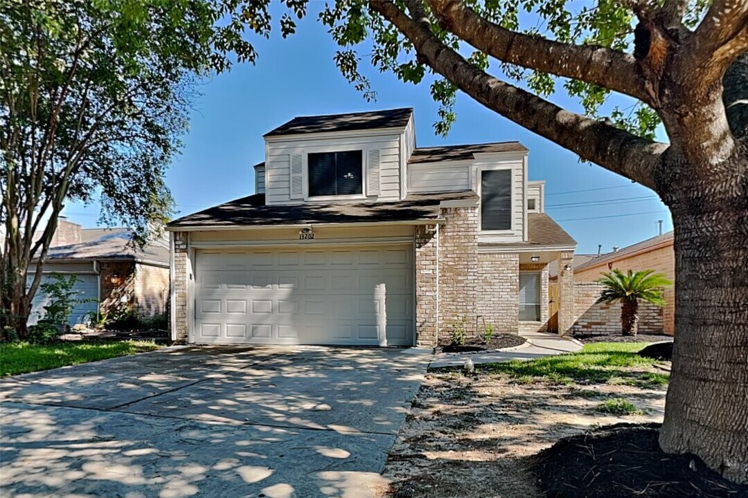 13202 Ravensway Dr in Cypress, TX - Building Photo