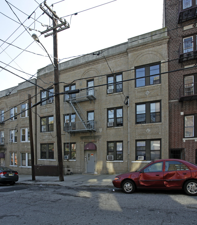 100 Waldo Ave in Jersey City, NJ - Foto de edificio - Building Photo