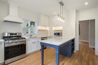 21 Bedford Ct in Concord, MA - Building Photo - Building Photo