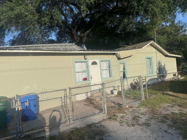 property at 1915 W Kirby St