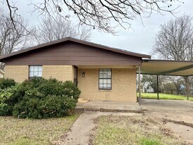 204 Phillips Rd in McGregor, TX - Building Photo